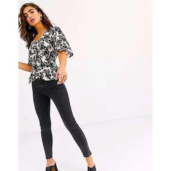 TOPSHOP Tea Blouse In Floral Print - Picture 3 of 11